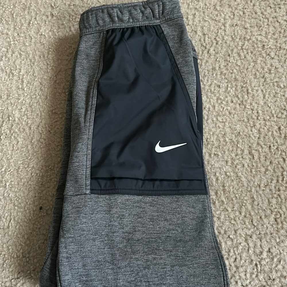 Nike Men’s Small brand new black, gray soft tapered joggers